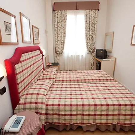 Hotell Italia 3*